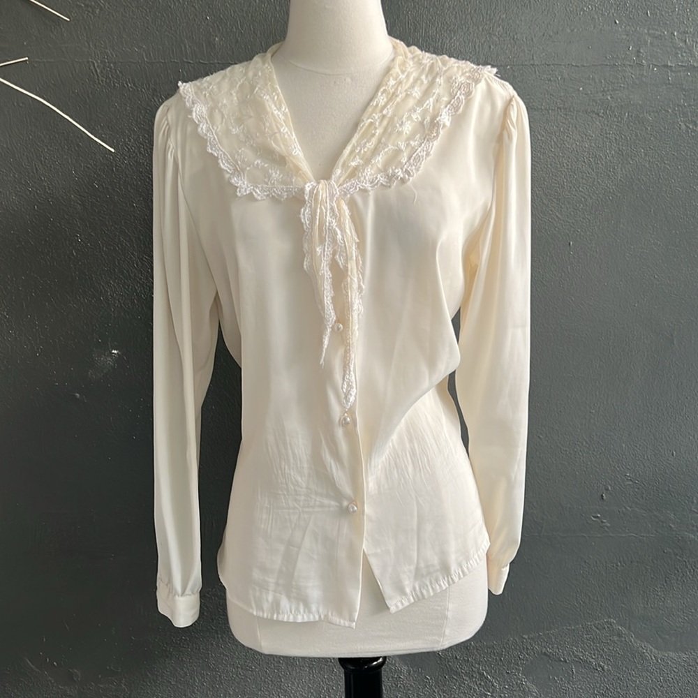 Chic White Lace Trim Blouse - Picture 9 of 10